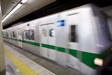 Tokyo tren istasyonunda metro treni