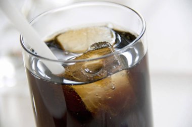 Buzlu çay, cam bardakta. 