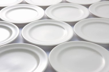 Beyaz arkaplanda beyaz plakaların kapatılması 