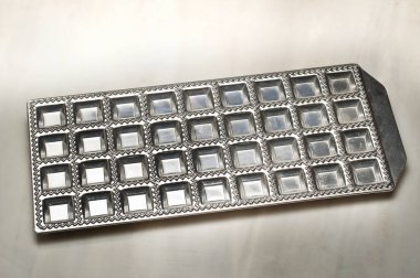 Metal ravioli kalıbı, makarna yapmak için kullanılan bir mutfak aleti.. 