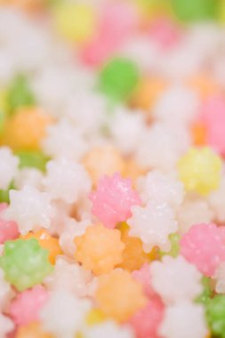Renkli jöleli şekerlerin yakın plan görüntüsü, Japon tatlı pirinç şekerleri.          