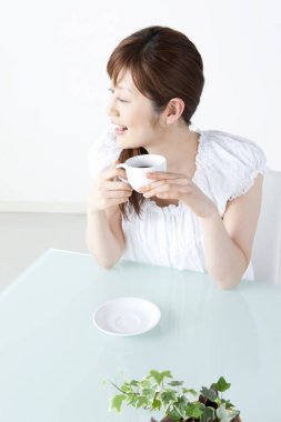 Kahveli Asyalı kadın.