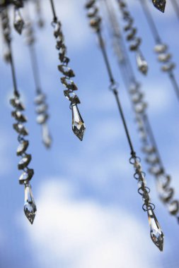 Gümüş süslemeler mavi gökyüzü arka planında asılı