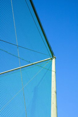 Açık mavi gökyüzüne karşı spor ağı yakın çekim