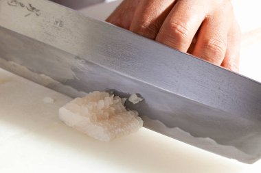 Kadın elleri pasta yapıyor.