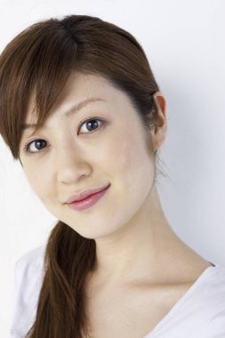 Gülümseyen güzel bir kadının portresi.