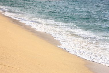 Deniz dalgaları kumlu sahile çarpıyor. seyahat, tatil kavramı