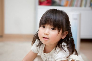 Anaokulundaki küçük tatlı Asyalı kız.