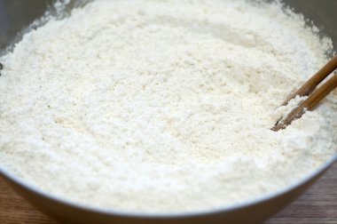 Metal kasede kuru un karışımı.