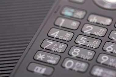 Düğmeli klasik cep telefonunun yakın plan görüntüsü