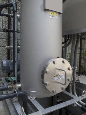 Tesiste boruları ve vanaları olan endüstriyel ekipmanlar.