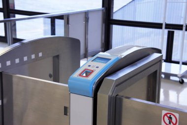 Metroda otomatik makine sistemi var.