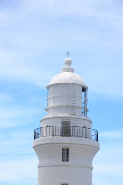Gökyüzü arka planında bulutlu beyaz deniz feneri