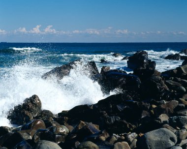 Dalgalar kayalara çarpıyor.