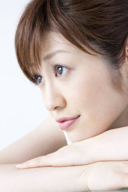 Uzaklara bakan Asyalı kadın portresi 