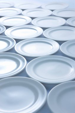 Beyaz arkaplanda beyaz plakaların kapatılması 