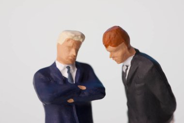 Beyaz arka planda minyatür iş adamları figürleri