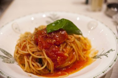 Domates soslu spagetti ve fesleğen garnitürlü