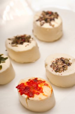 Arranging flavored cheese rounds beautifully
