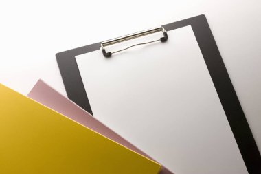 Panodaki boş kağıt, beyaz arkaplanda not defterleri.