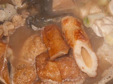 Oden, haşlanmış yumurta, daikon ya da konjac gibi çeşitli malzemelerden oluşan bir tür nabemono (Japon tek tenceresi) ve hafif, soya aromalı Dashi çorbasında pişirilmiş işlenmiş balık kekleri..