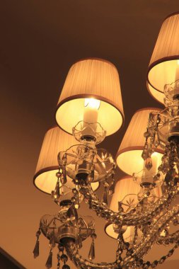 Tavanda asılı lüks, zarif avize manzarası.     