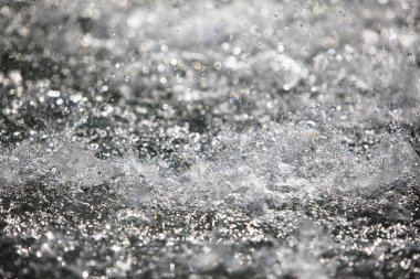 Fıskiye zeminine temiz su sıçramış.