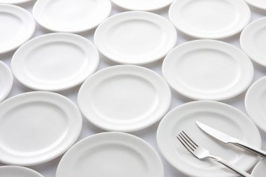 Beyaz arkaplanda beyaz plakaların kapatılması 