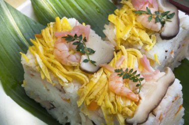 Karides ve yumurta şeritli dekoratif suşi.