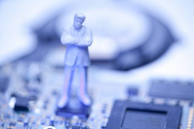 Bilgisayar devre kartının küçük insan figürüne yakın plan   