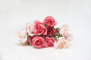 Beyaz arka planda pembe güller olan buket 