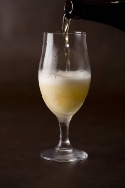 Ahşap arka planda cam içinde lezzetli kokteyllerin yakın plan görüntüsü