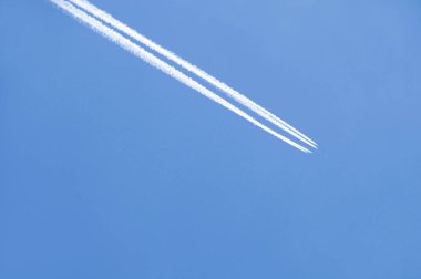 Mavi gökyüzünde uçaktan sonra beyaz izler