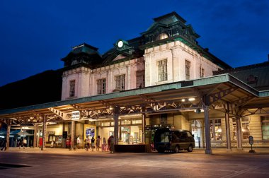 Japonya 'nın Fukuoka ilinin Kitakyushu kentinde bulunan tarihi bir tren istasyonu olan Mojiko istasyonunun akşam manzarası.