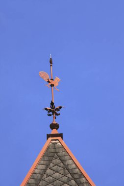 Klasik rüzgar gülü ya da mavi gökyüzünde rüzgar horozu.