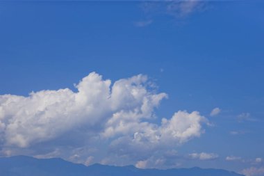 güzel mavi gökyüzü ile beyaz bulutlar. doğa arka plan