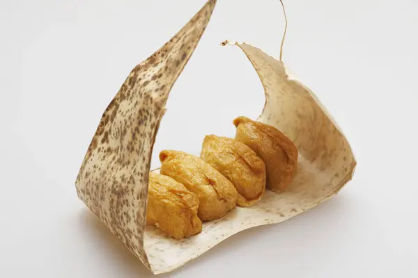 Vue Rapprochée Riz Assaisonné Enveloppé Dans Des Sacs Tofu Frit — Photo