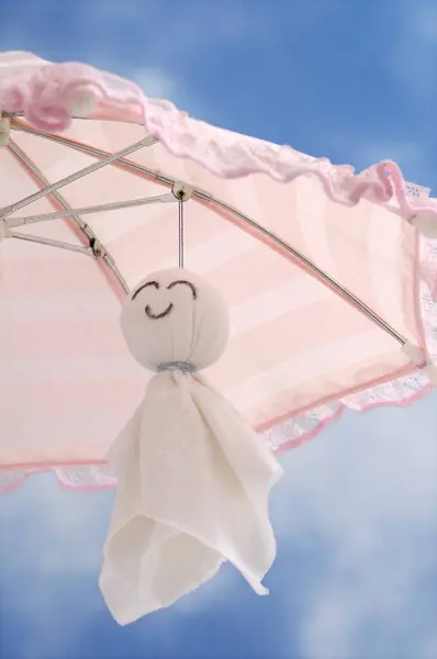 Parapluie Poupée Coton Sur Fond Bleu Ciel Jouet Romantique Textile — Photo