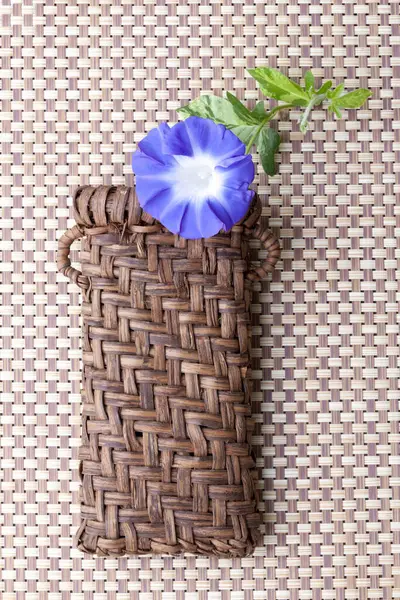 Μπλε Λουλούδι Και Καφέ Τσάντα Ένα Καφέ Τραπέζι — Φωτογραφία Αρχείου
