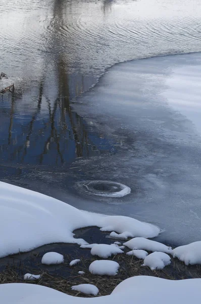 冬日冰冻的湖面 — 图库照片