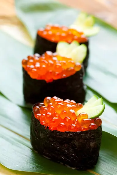 Gunkan Ikura Sushi Lachskaviar — Stockfoto