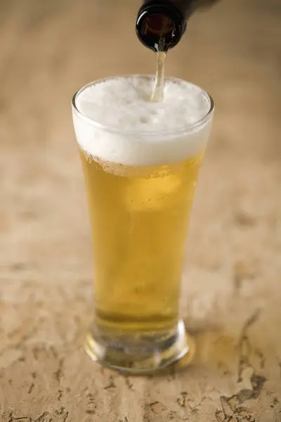Bierkrug Mit Schaum Auf Tisch Nahsicht — Stockfoto