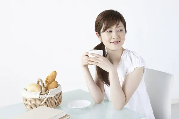 Asiático Mujer Bebiendo Café Mesa —  Fotos de Stock