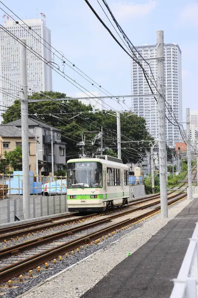 Gündüz vakti tramvaydaki insanlar Japon şehrinde