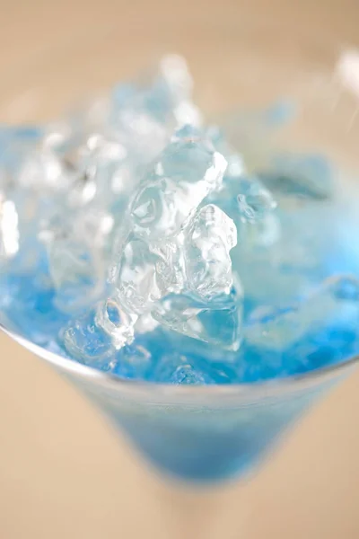 Koud Blauwe Cocktail Met Ijs Glas — Stockfoto