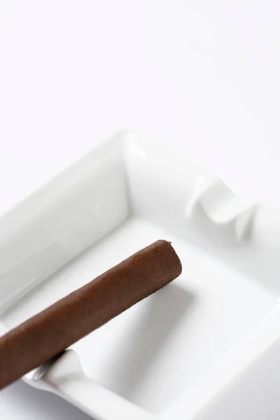Cenicero Con Cigarro Sobre Fondo Blanco —  Fotos de Stock