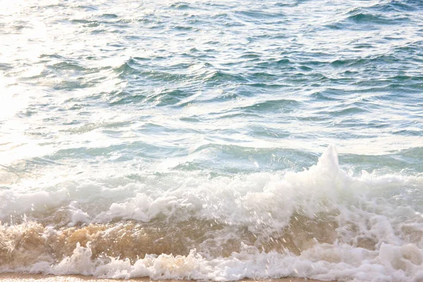 Морські Хвилі Падають Піщаний Пляж Подорожі Концепція Відпустки — стокове фото