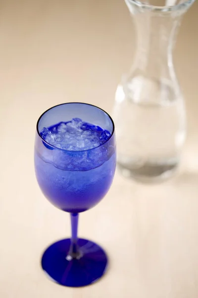 Vidro Azul Com Gelo Água Vista Perto — Fotografia de Stock