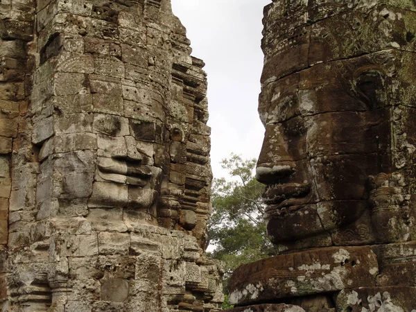カンボジアのアンコールワットに巨大な石の顔 — ストック写真