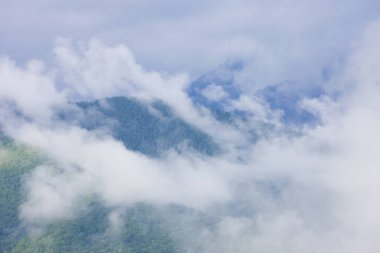 Manzaralı dağların üzerindeki bulutlarla güzel bir manzara.       